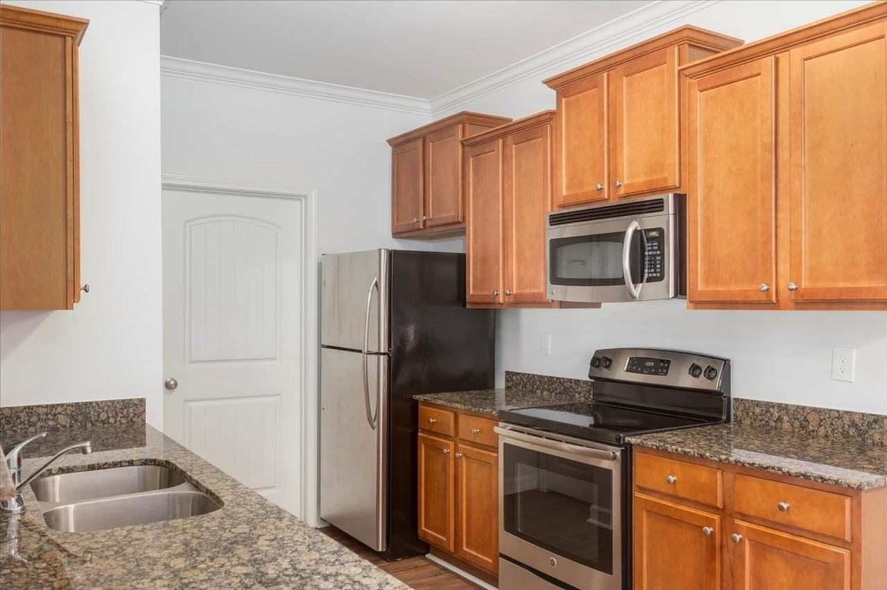 Crystal Lake Luxury Apartments - Photo 5 of 38