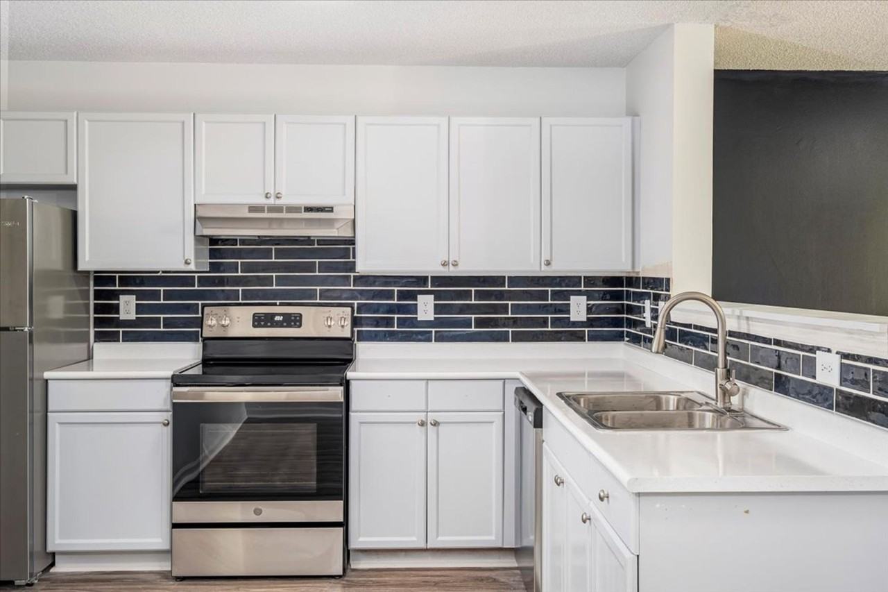 Carlson Bay Luxury Apartments - Photo 3 of 41