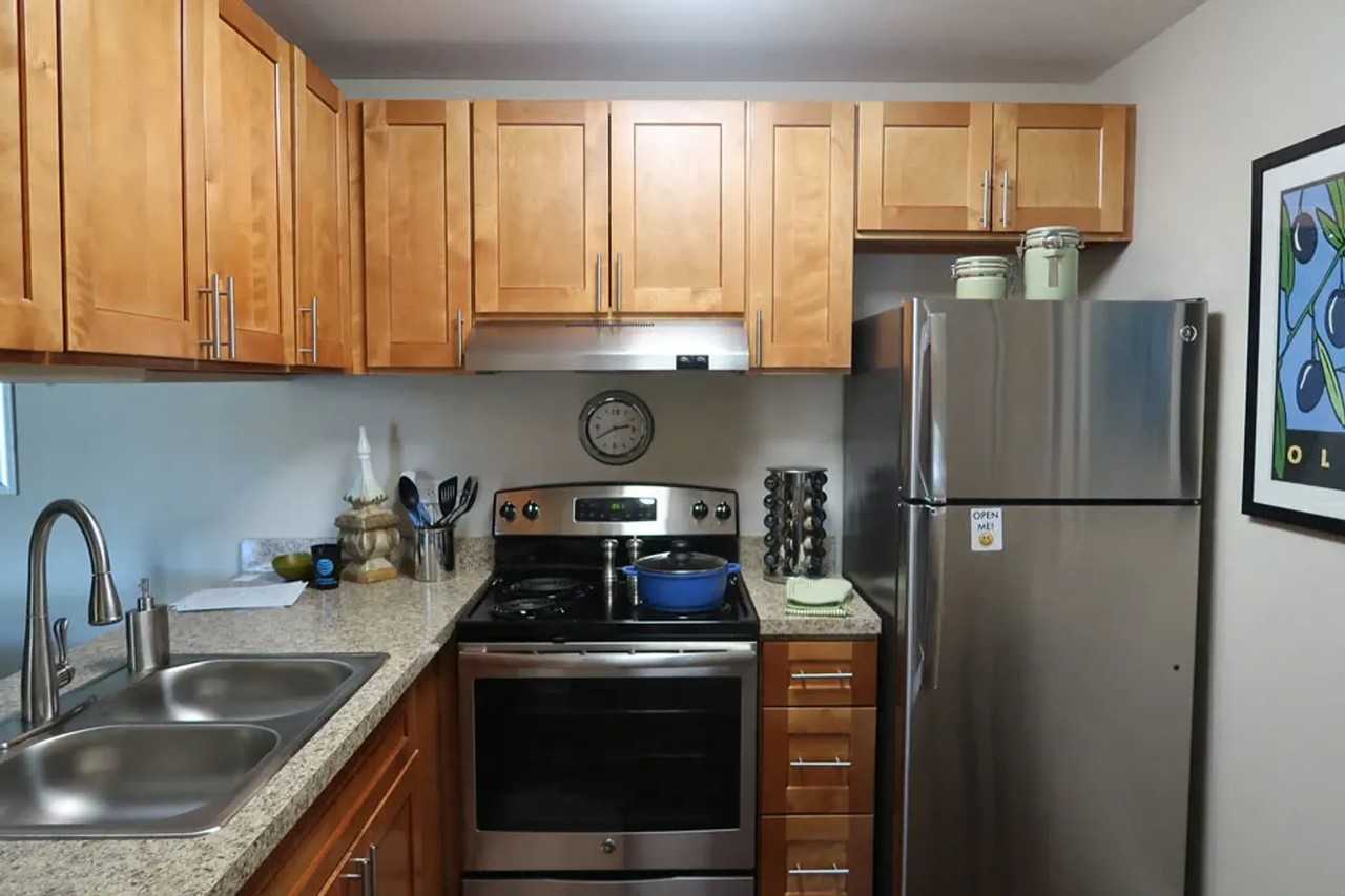 619 Plum Grove Rd - Photo 6 of 9