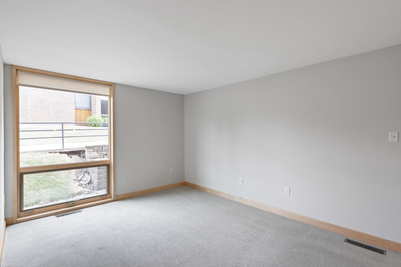 1, 2 & 3 Bedrooms Available, near U of M!  Beautiful remodeled Apartments! Lauderdale - Photo 4 of 50