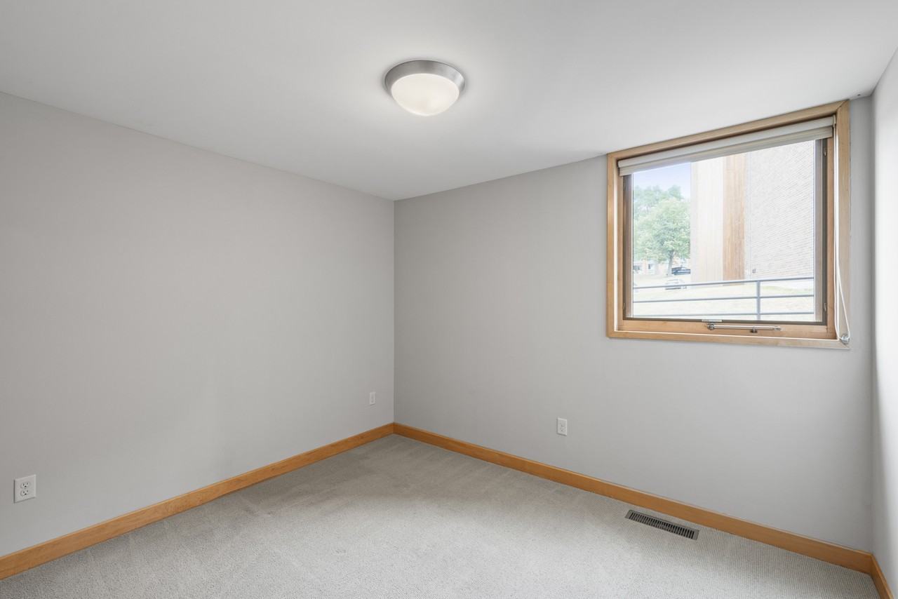 1, 2 & 3 Bedrooms Available, near U of M!  Beautiful remodeled Apartments! Lauderdale - Photo 6 of 50