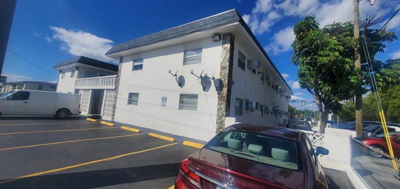 650-Barcelona - Photo 2 of 11