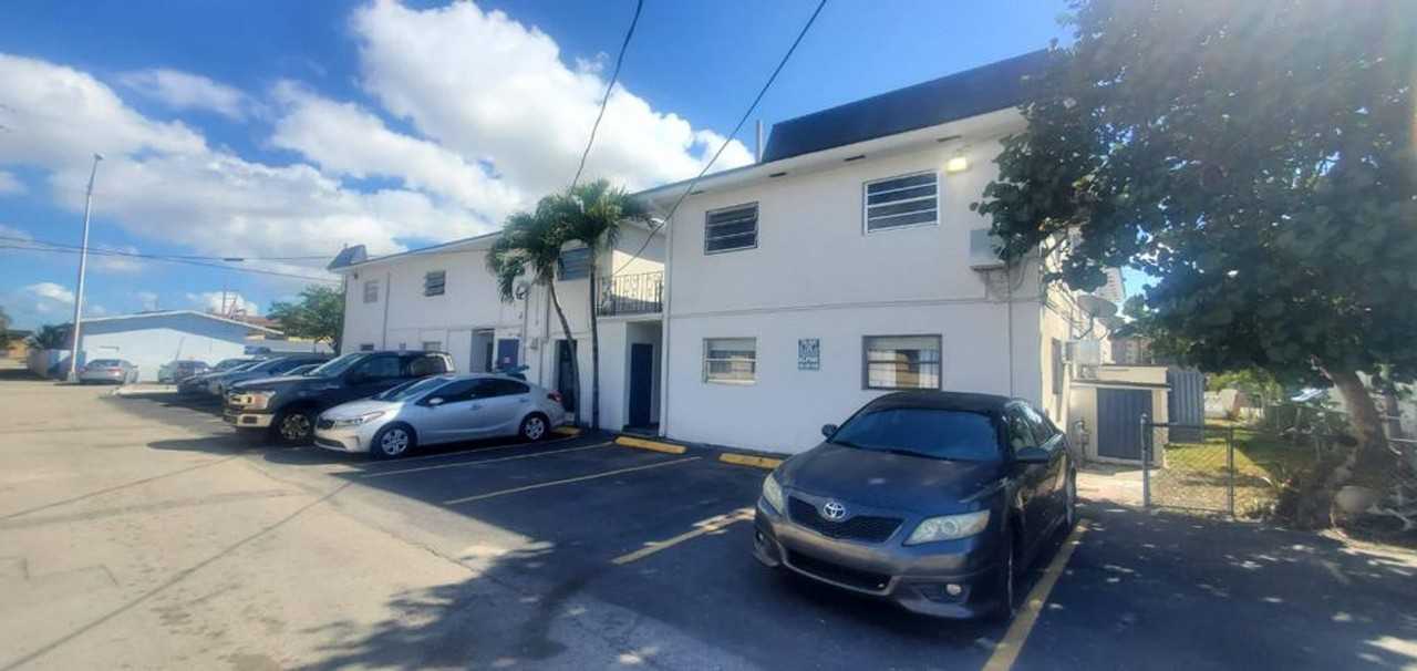 650-Barcelona - Photo 3 of 11