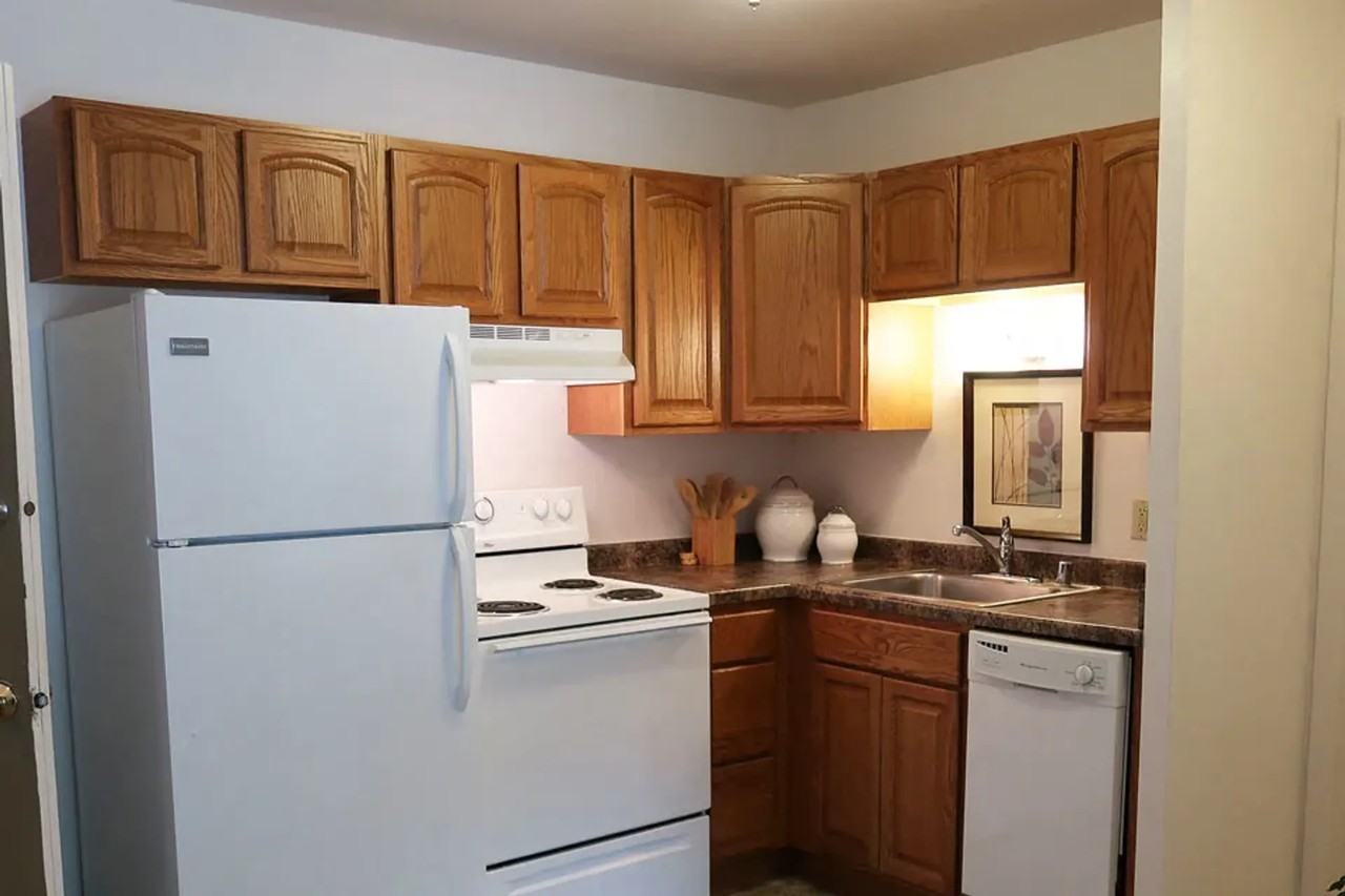 $600 OFF Move - Photo 2 of 26