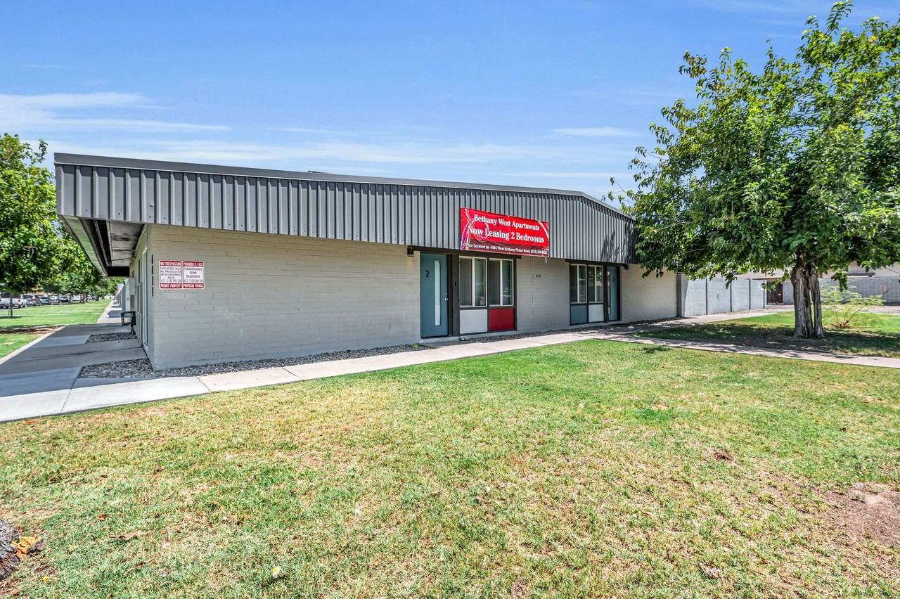 Large 2 bedroom apartments, single story, washer and dryer in units! - Photo 2 of 9