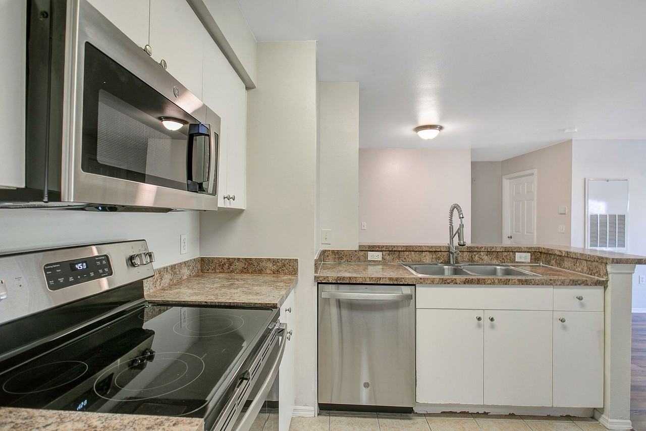 Fountain Place Apartments | 1 & 2 Bedroom Apartments in Casselberry, FL - Photo 5 of 16