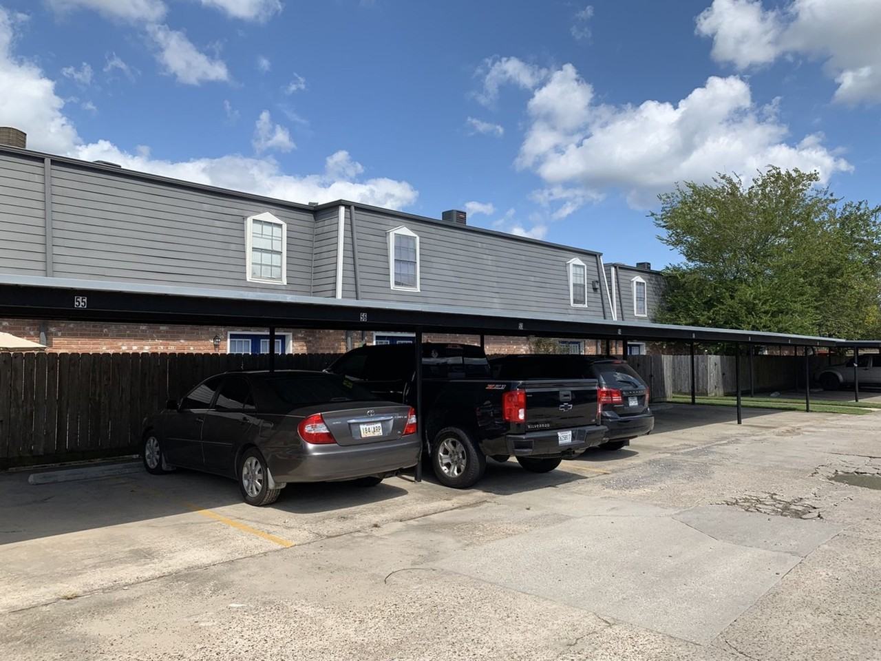 Chateau Nederland Apartments - Photo 4 of 14