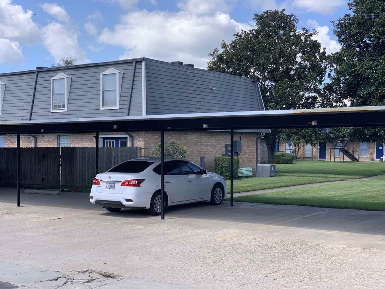 Chateau Nederland Apartments - Photo 5 of 14