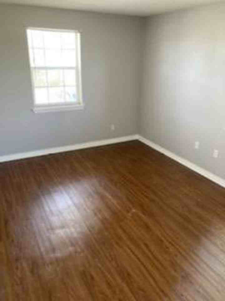 Royal Eden Apartments - Photo 5 of 11