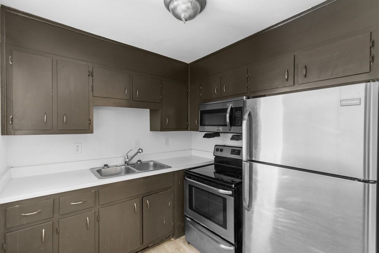 Merry Rowe - Photo 2 of 50