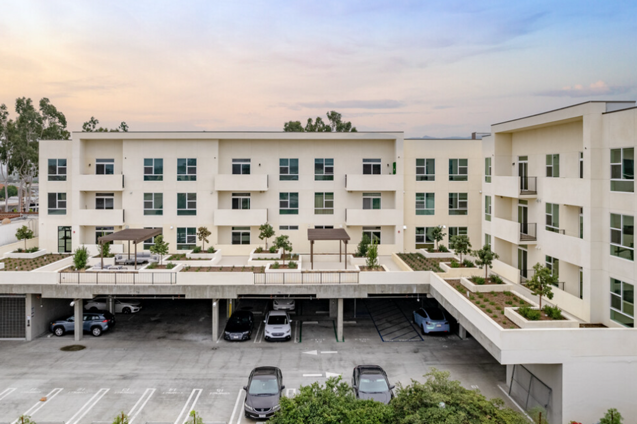 Earle Place - Photo 5 of 41