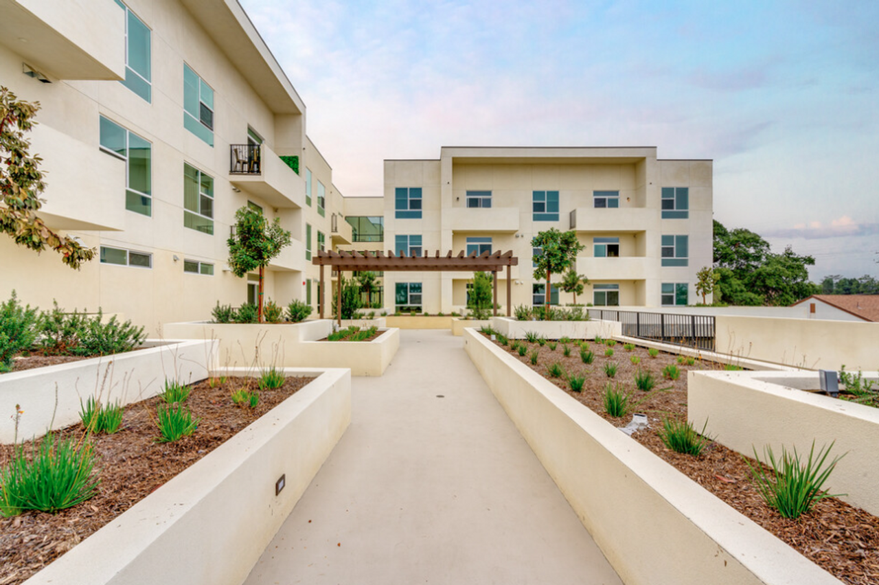 Earle Place - Photo 6 of 41