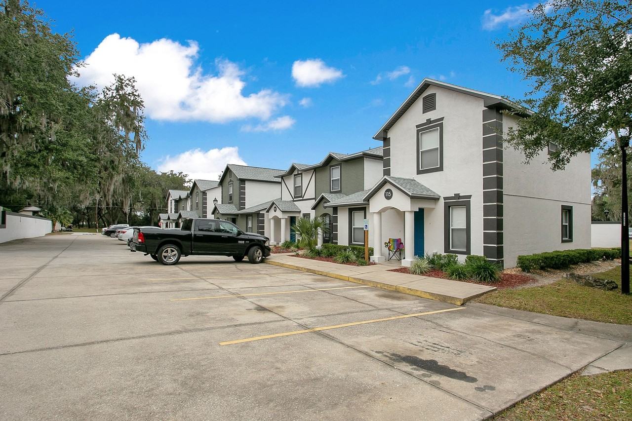 Village Park Townhomes | 2 & 3 Bedroom Apartments in Lady Lake, FL - Photo 2 of 20
