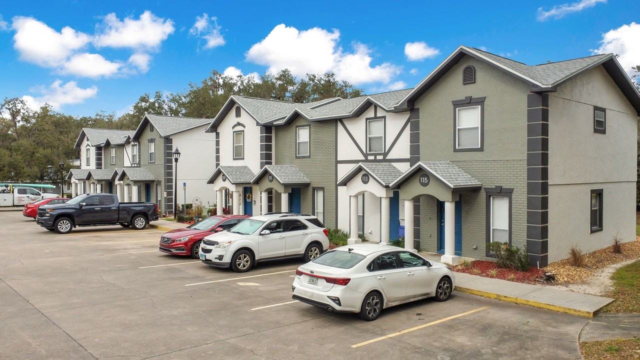 Village Park Townhomes | 2 & 3 Bedroom Apartments in Lady Lake, FL - Photo 4 of 20