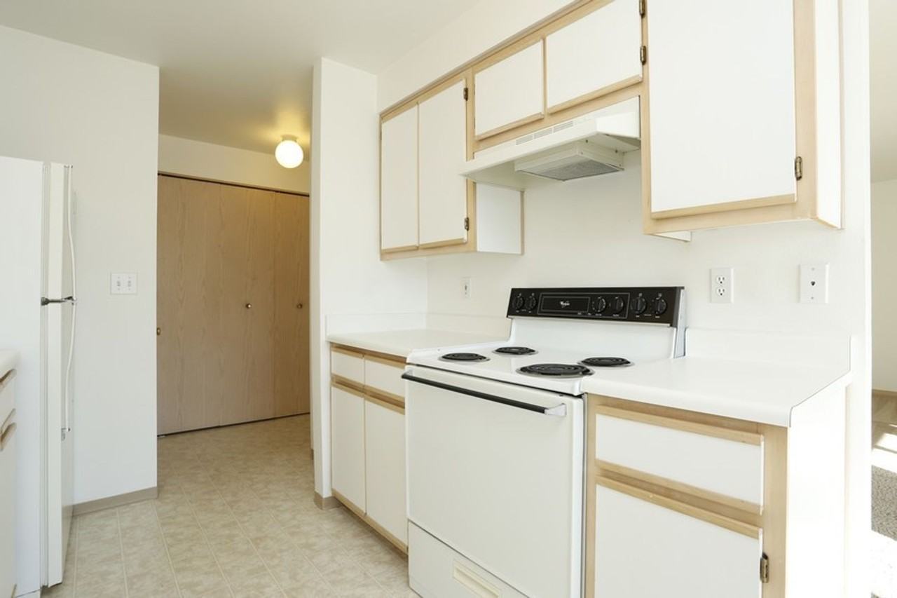 4798 Parkhurst Lane NE - Photo 4 of 30