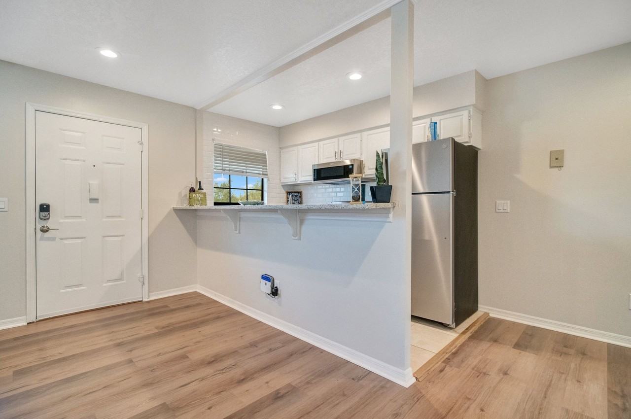 Hourglass Flats | Modern 1 Bedroom Apartments in Orlando, FL - Photo 4 of 13