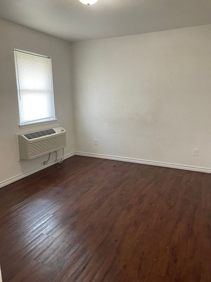 University Garden Apartments - Photo 7 of 14