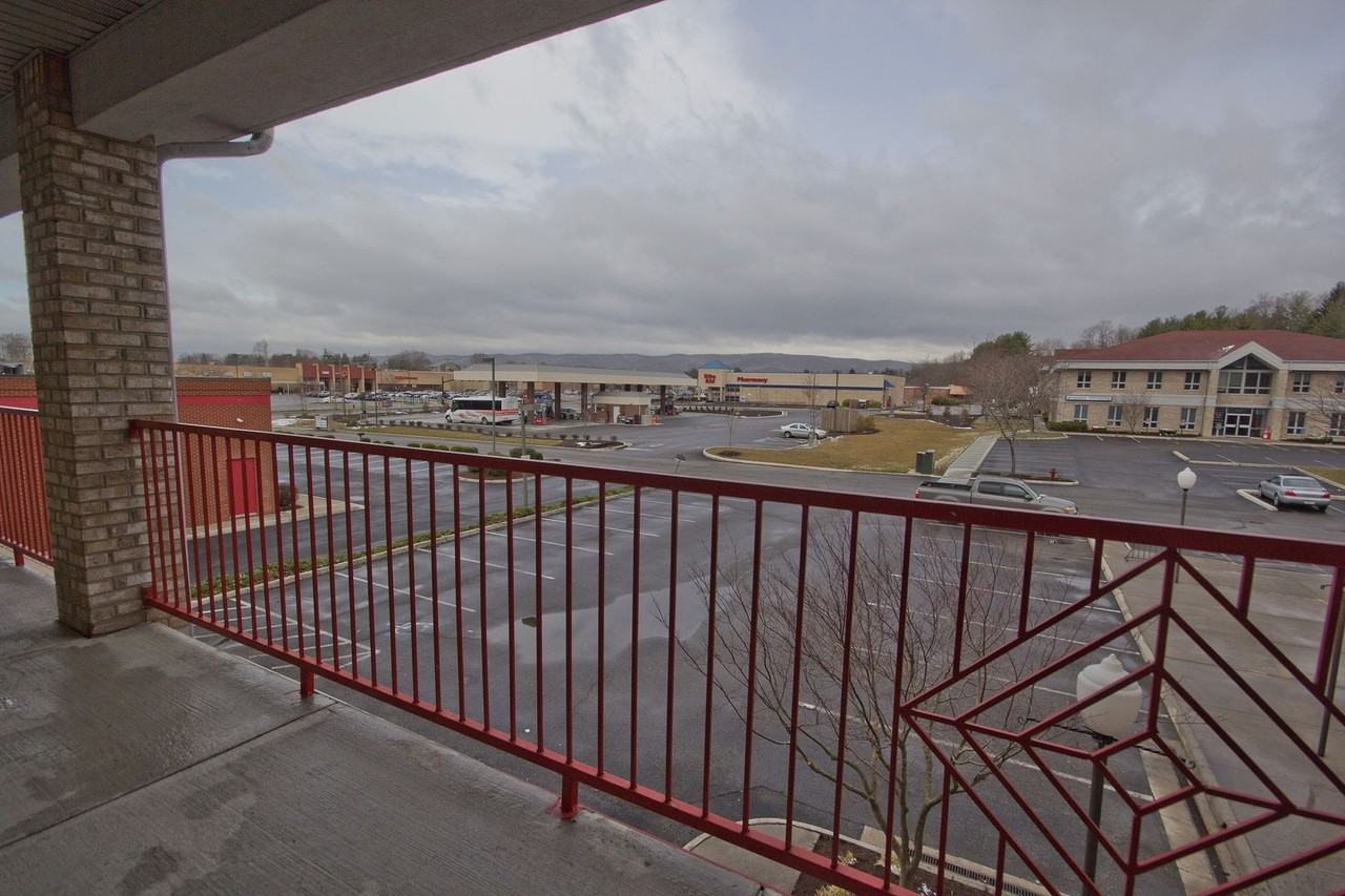 Pointe West Commons - Photo 6 of 7