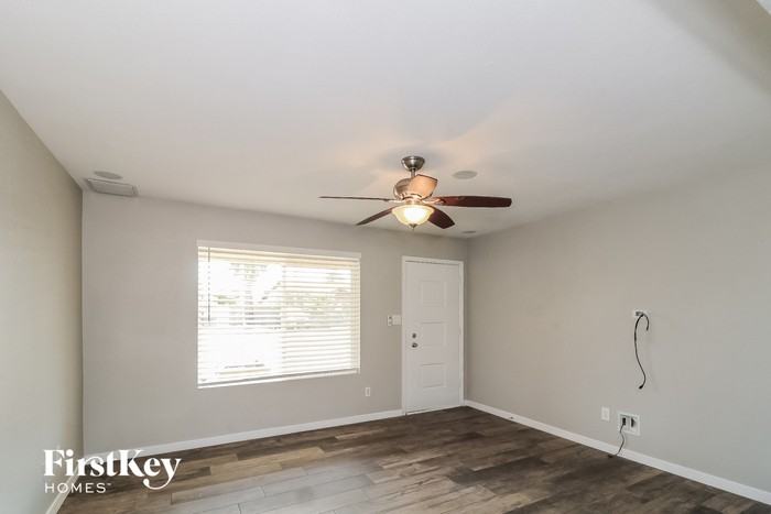 4140 W Sierra St - Photo 3 of 15