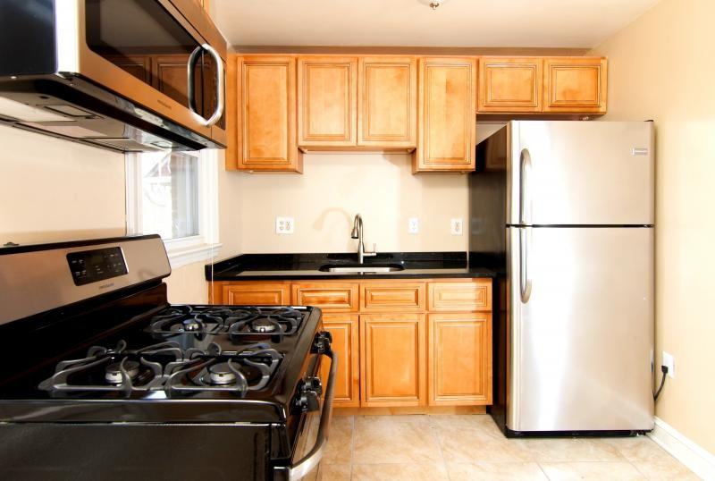 8409 Potomac Ave - Photo 4 of 18