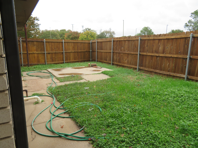 306 1/2 Hollyhill Ln - Photo 2 of 8