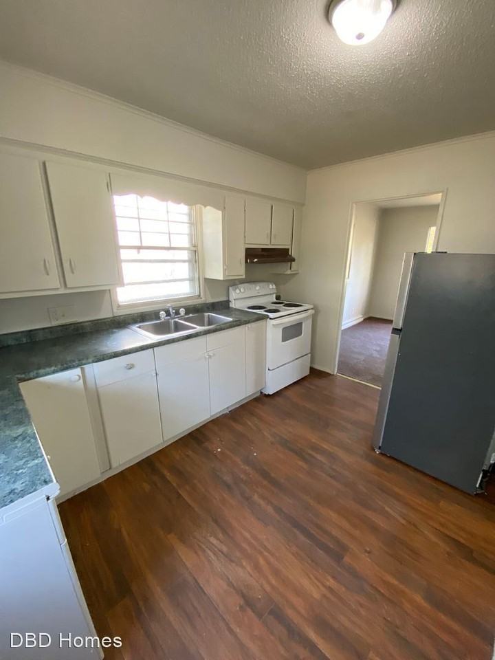 4646 Weisser Park Ave - Photo 3 of 7