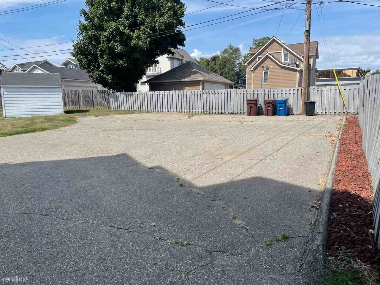 319 N Mill St - Photo 3 of 22