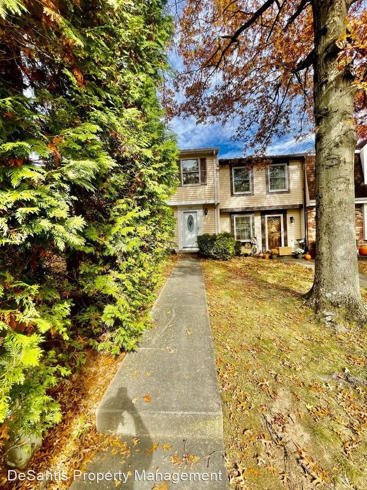 431 Redrome Cir E - Photo 2 of 23