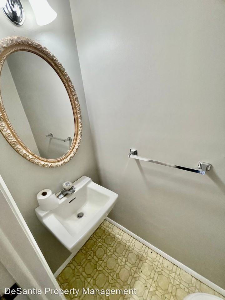 431 Redrome Cir E - Photo 3 of 23