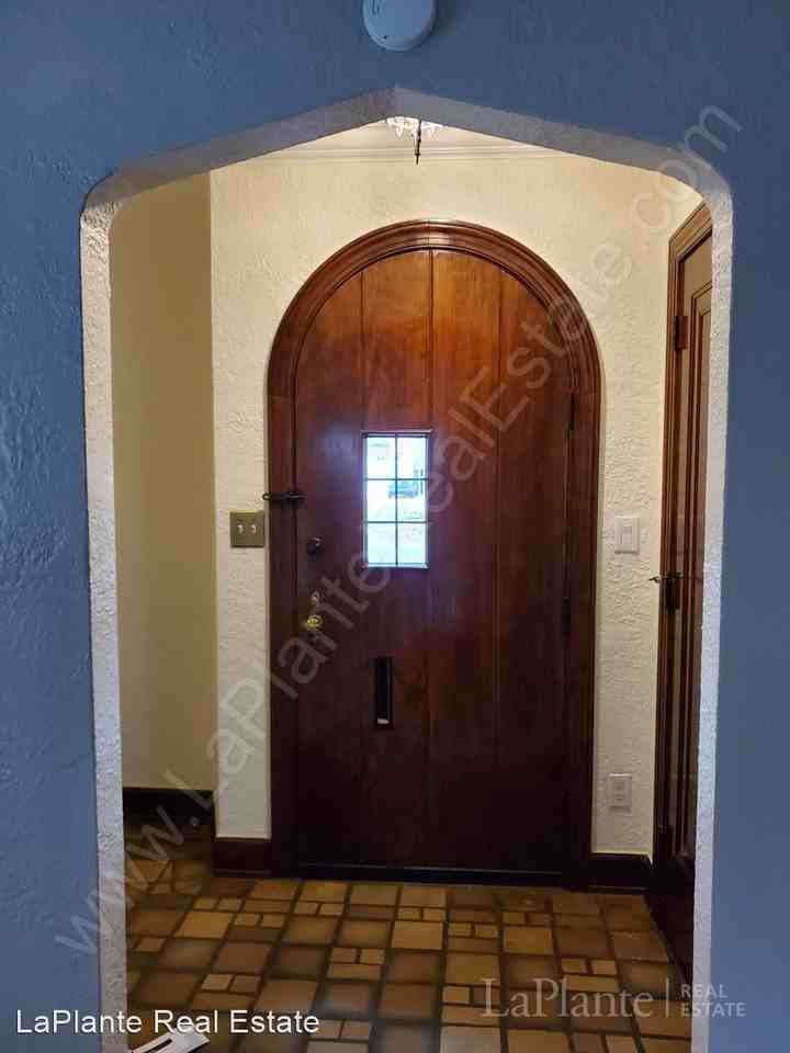 2515 Drummond Rd - Photo 3 of 28