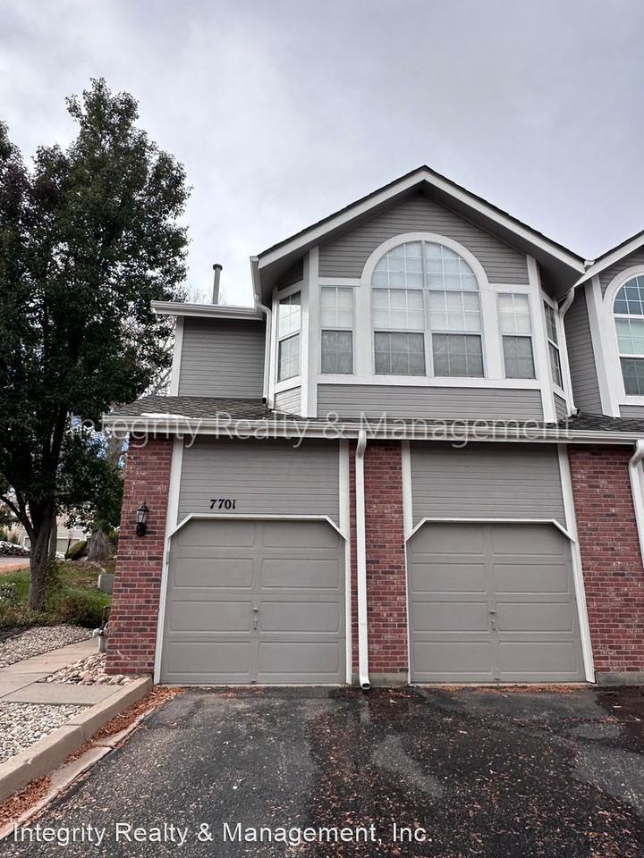 7701 S Monaco Cir E - Photo 2 of 32