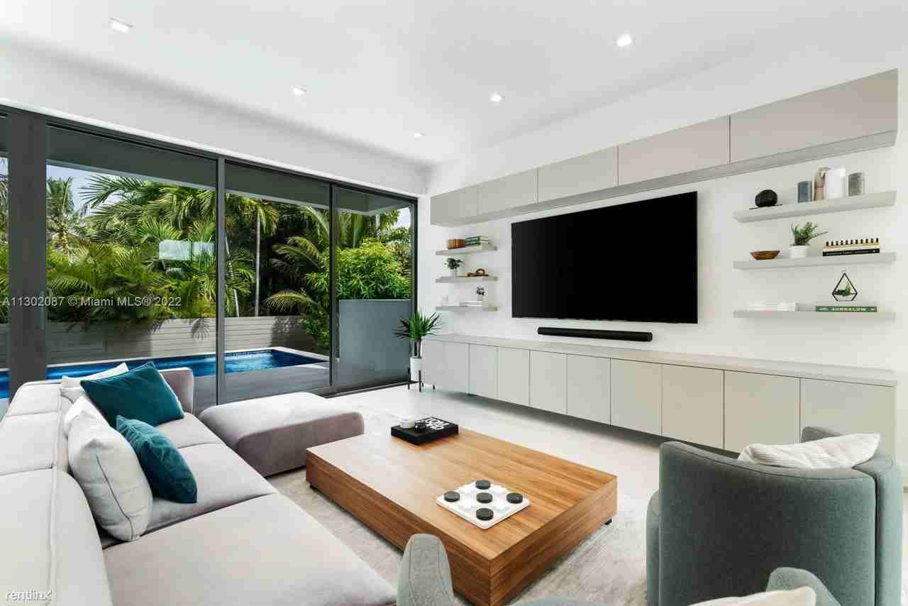 1311 Bay Dr - Photo 2 of 20