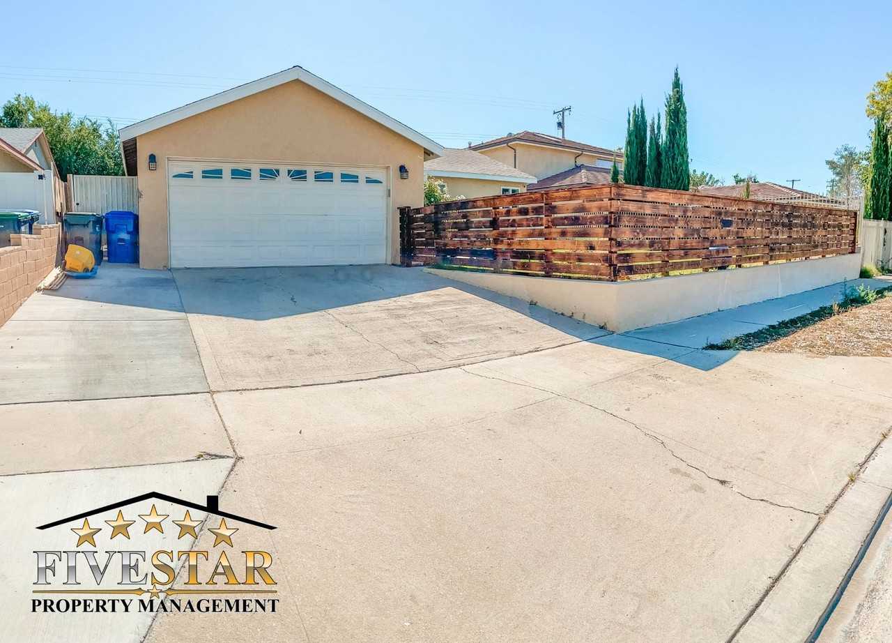 1126 W Avenue J - Photo 2 of 18