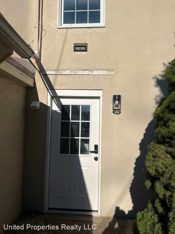 44 E Court St - Photo 3 of 30