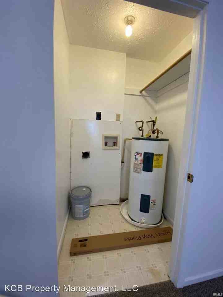 Duplex/ 2 -2 bedroom 1 bath with detached garage - Photo 2 of 8