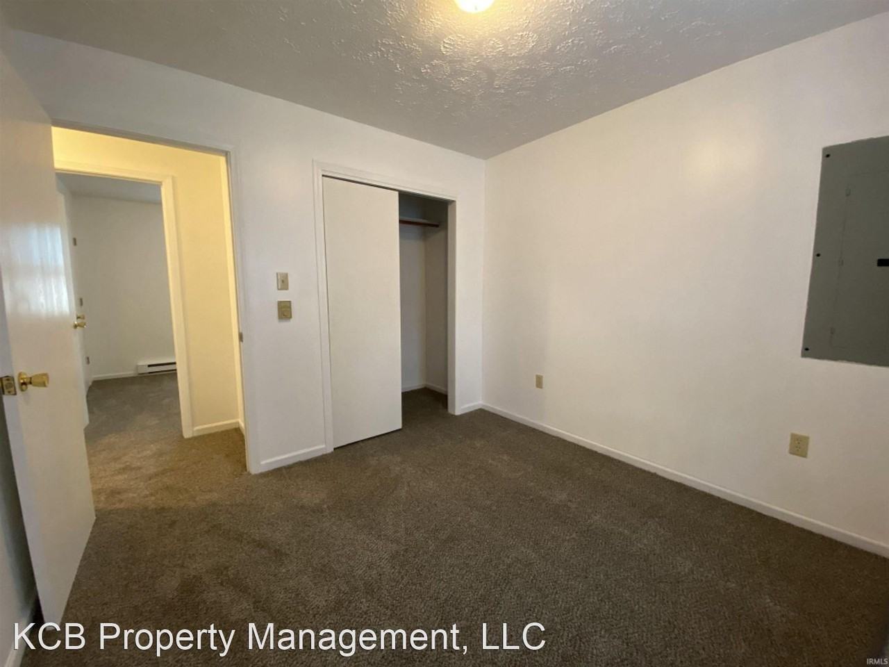 Duplex/ 2 -2 bedroom 1 bath with detached garage - Photo 3 of 8