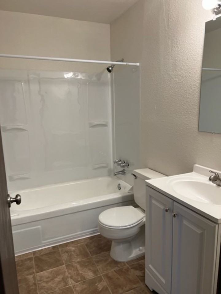 1 and 2 bedroom apartments near Clark College!! - Photo 5 of 12