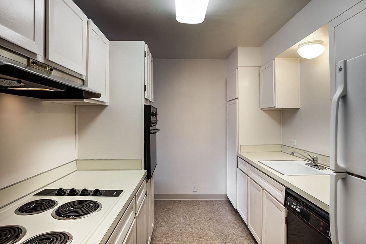 Hollywood Towne House Apartments - Photo 4 of 50