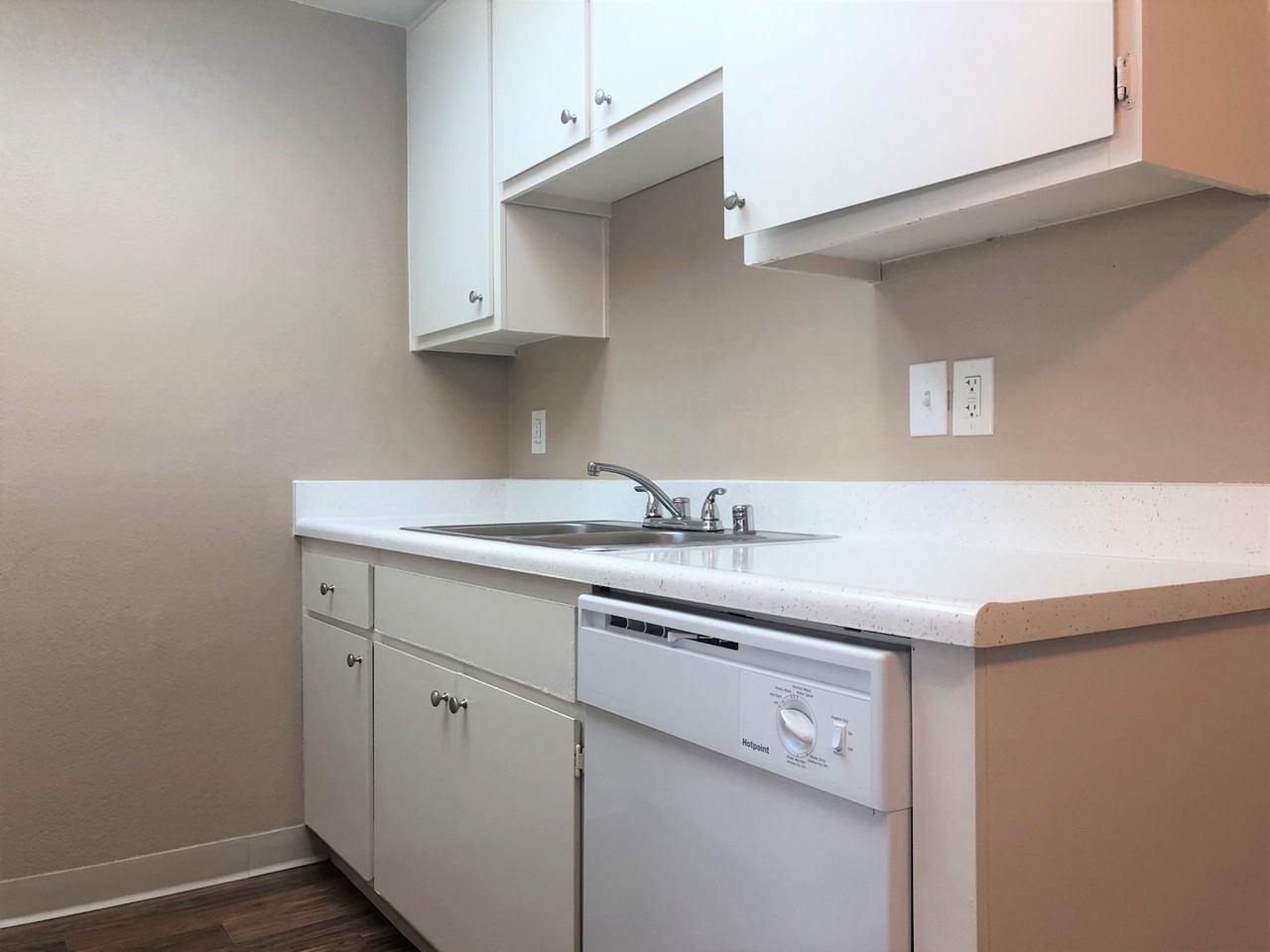 Euclid Oaks - Photo 5 of 33