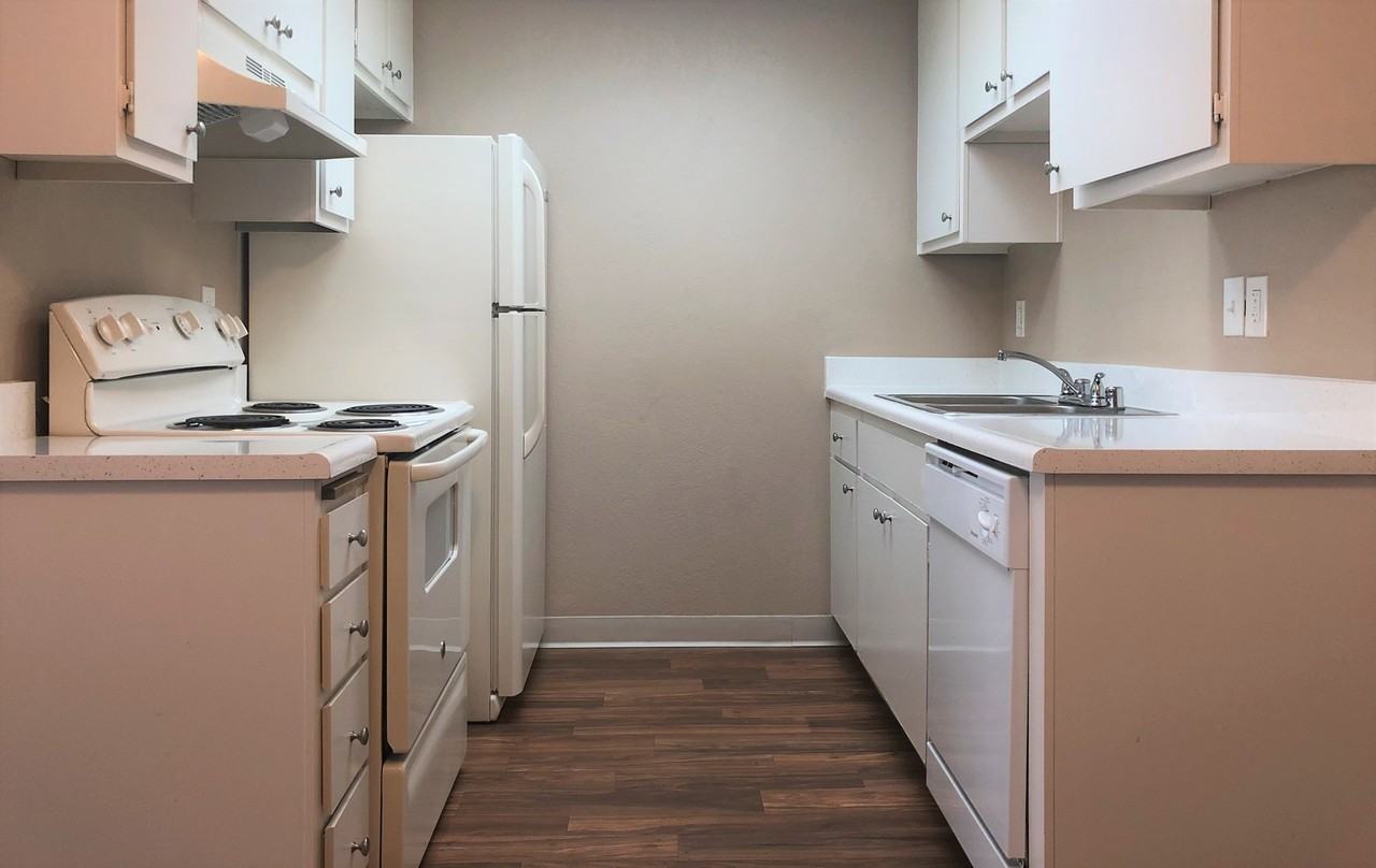 Euclid Oaks - Photo 7 of 33