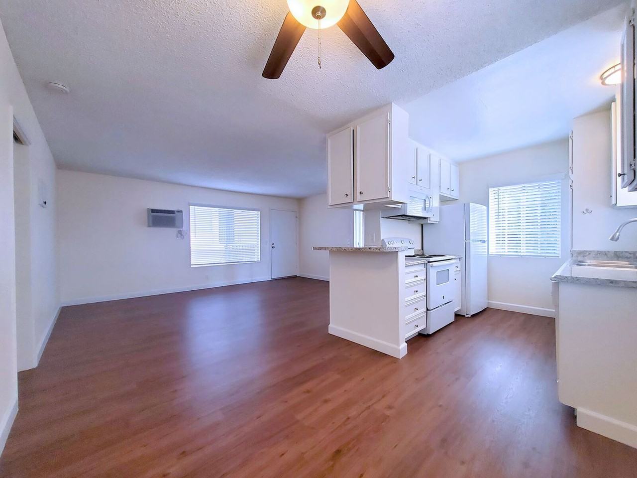 Lauretta 7 - Photo 2 of 15