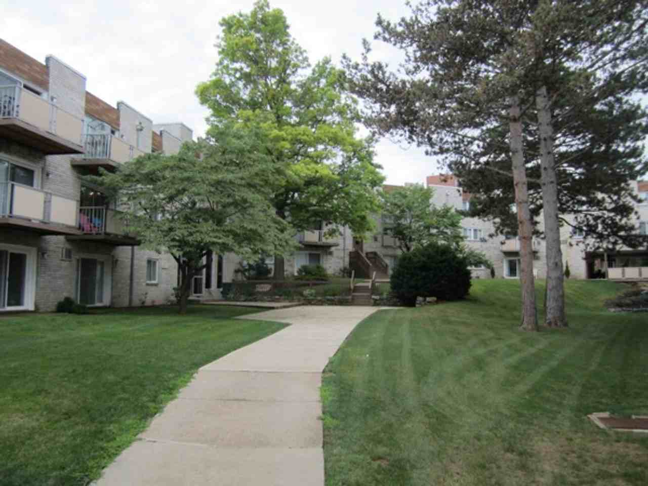 Executive House Apartments - Photo 4 of 33