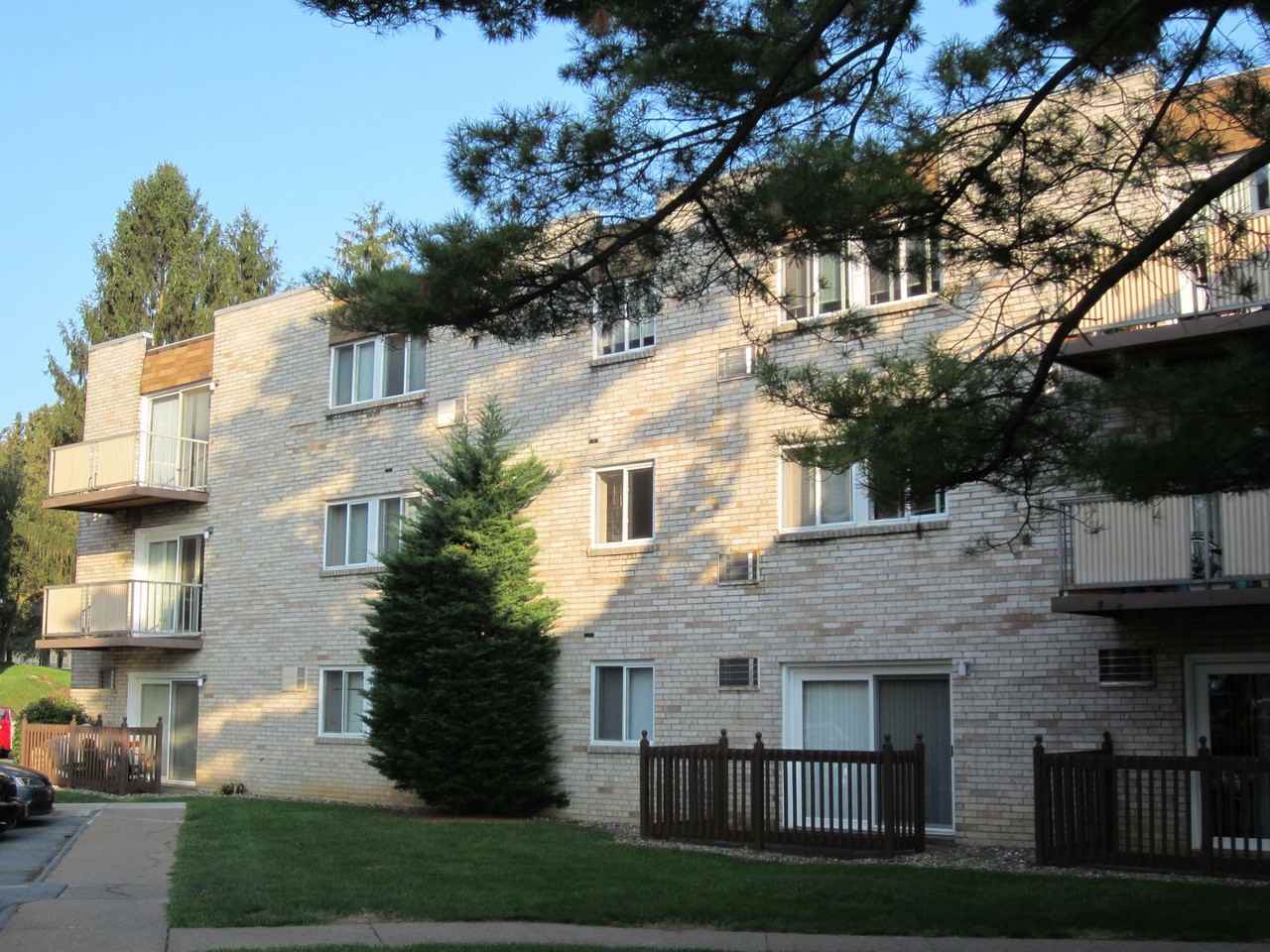 Executive House Apartments - Photo 5 of 33