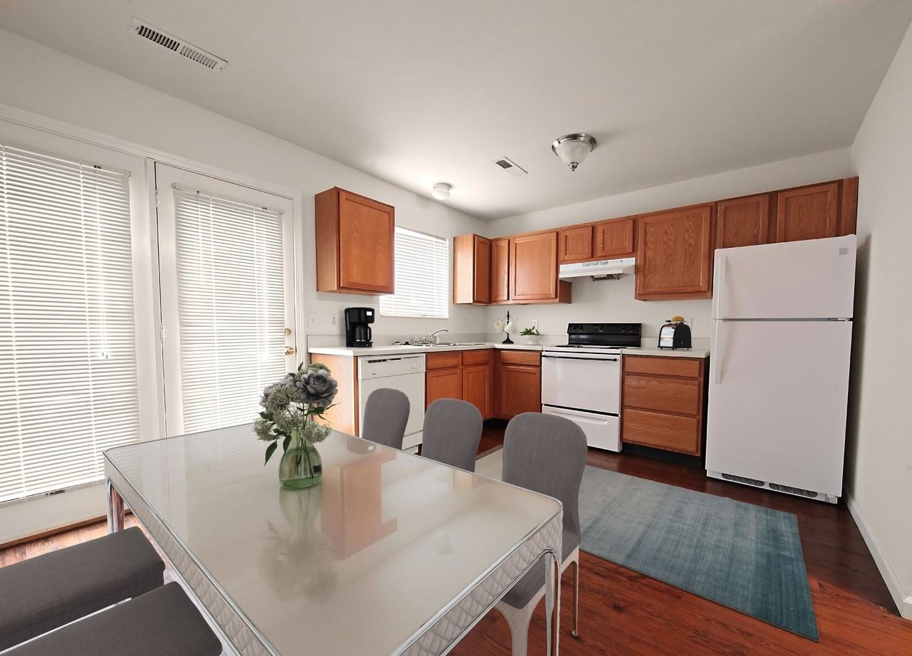 2 bedroom/ 1.5 bathroom Townhouse with walk - Photo 4 of 10