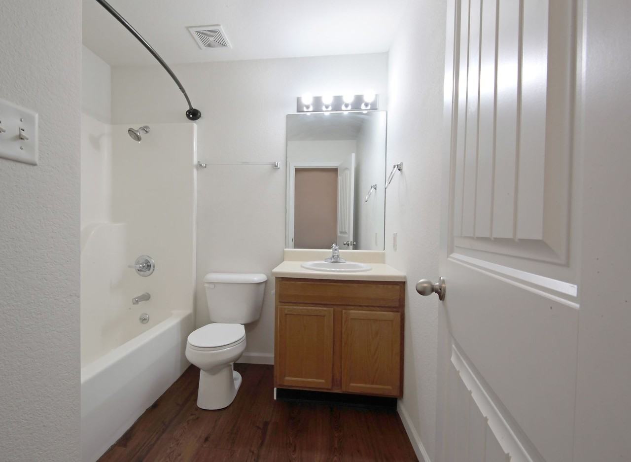 2 bedroom/ 1.5 bathroom Townhouse with walk - Photo 6 of 10