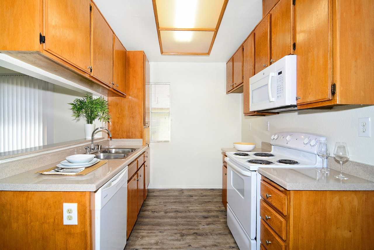 Las Flores Apartments - Photo 7 of 12