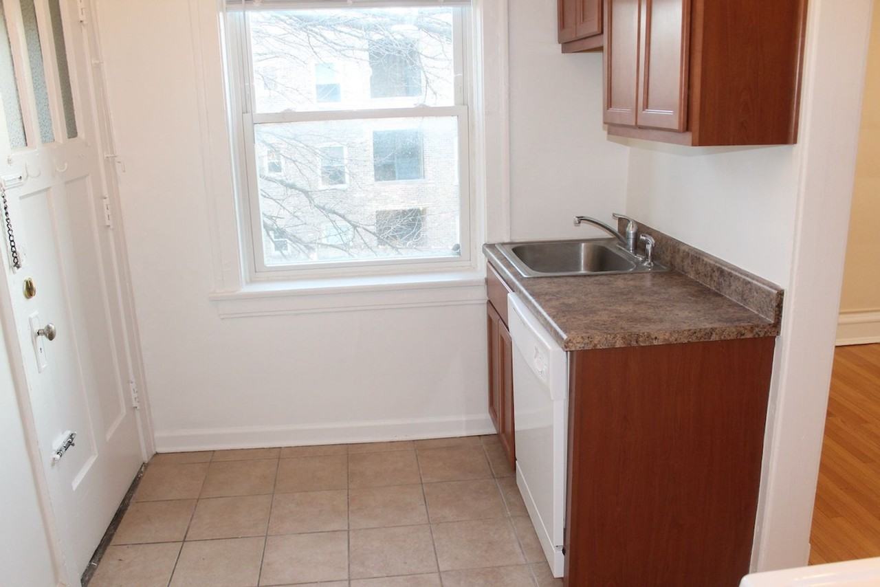 151 - Hinman Court Apts* - Photo 3 of 26