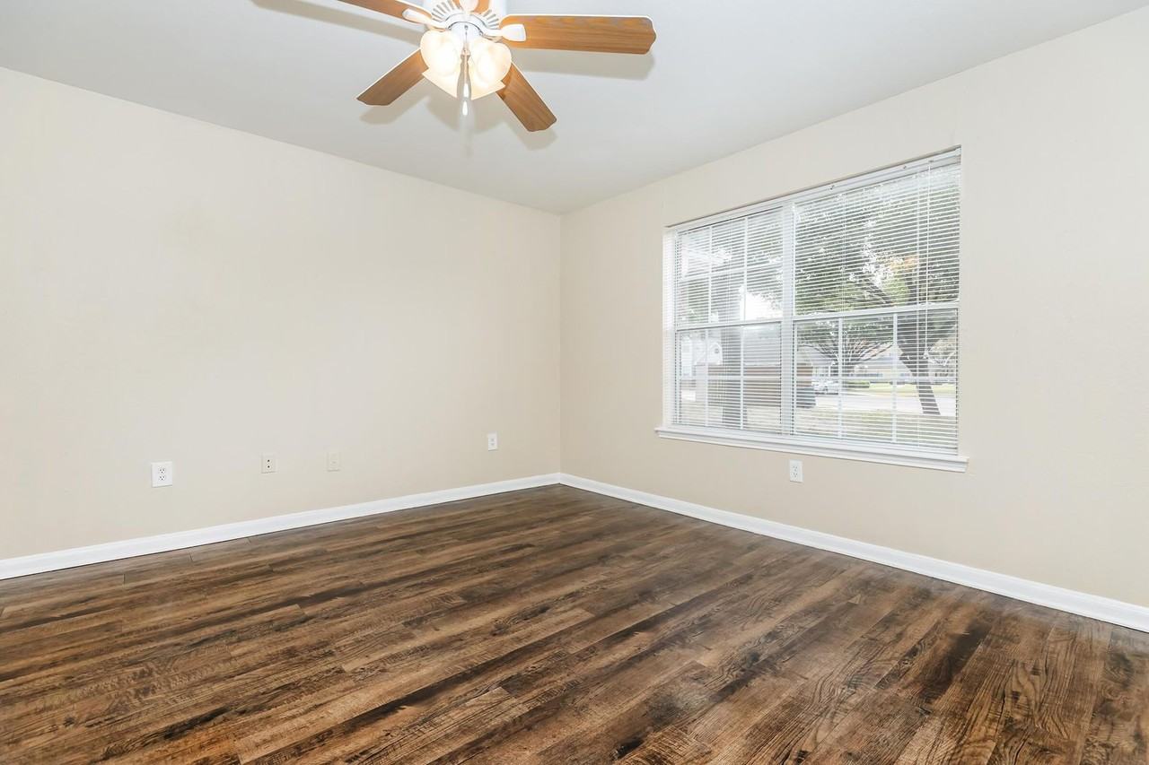 Sovereign Townhomes - Photo 6 of 13