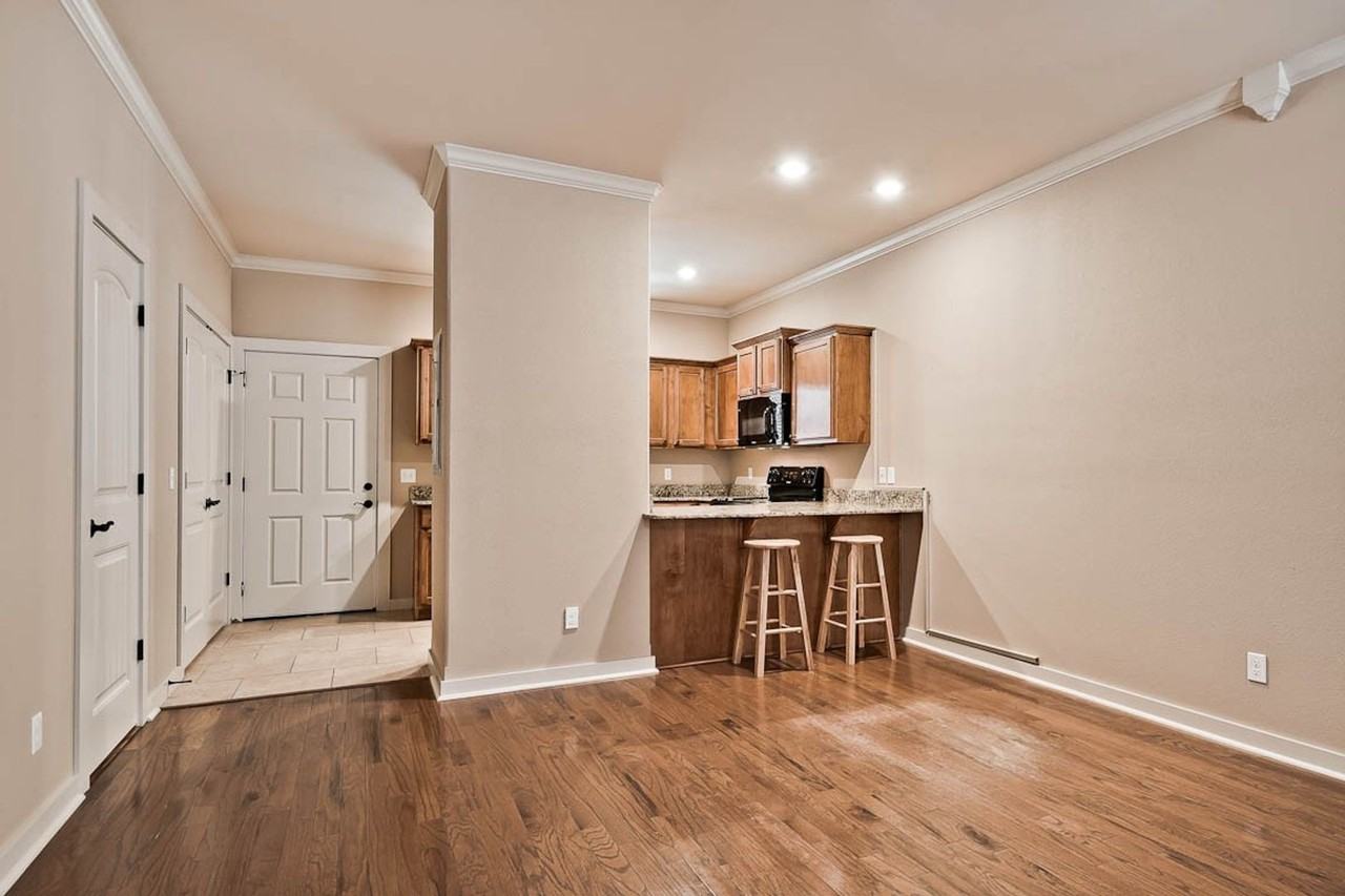 Rochester Circle - Photo 6 of 23