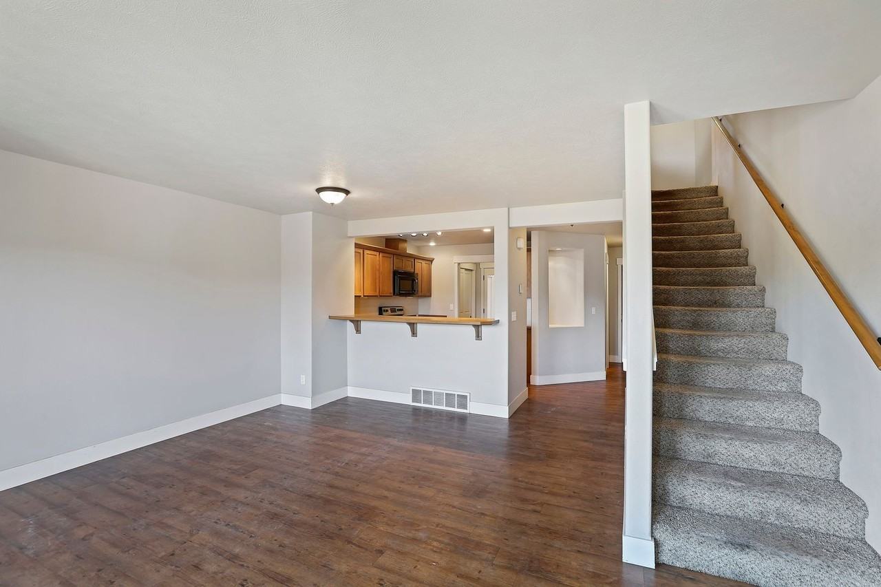 6 Bedroom Townhome - Photo 4 of 50